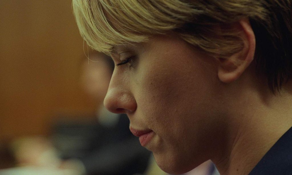 "Historia de un matrimonio", de Noah Baumbach: ¿Cómo evitar un divorcio? Mujer de perfil con cabello corto rubio, expresión seria, en escena de drama cinematográfico con iluminación cálida