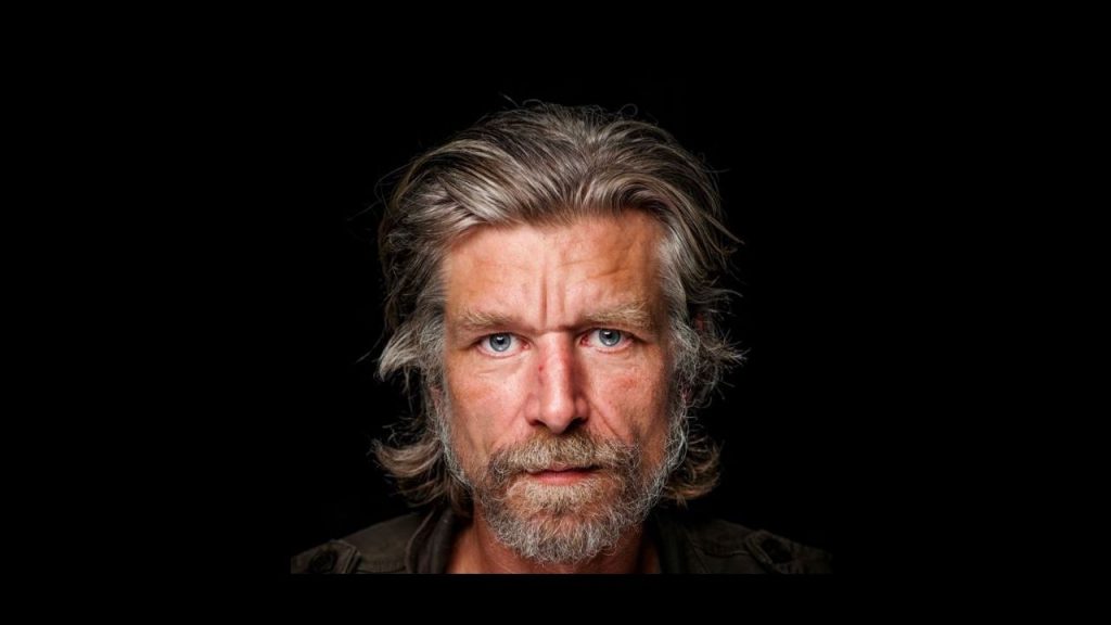 Karl Ove Knausgård, escritor noruego, retrato en primer plano sobre fondo negro con iluminación lateral