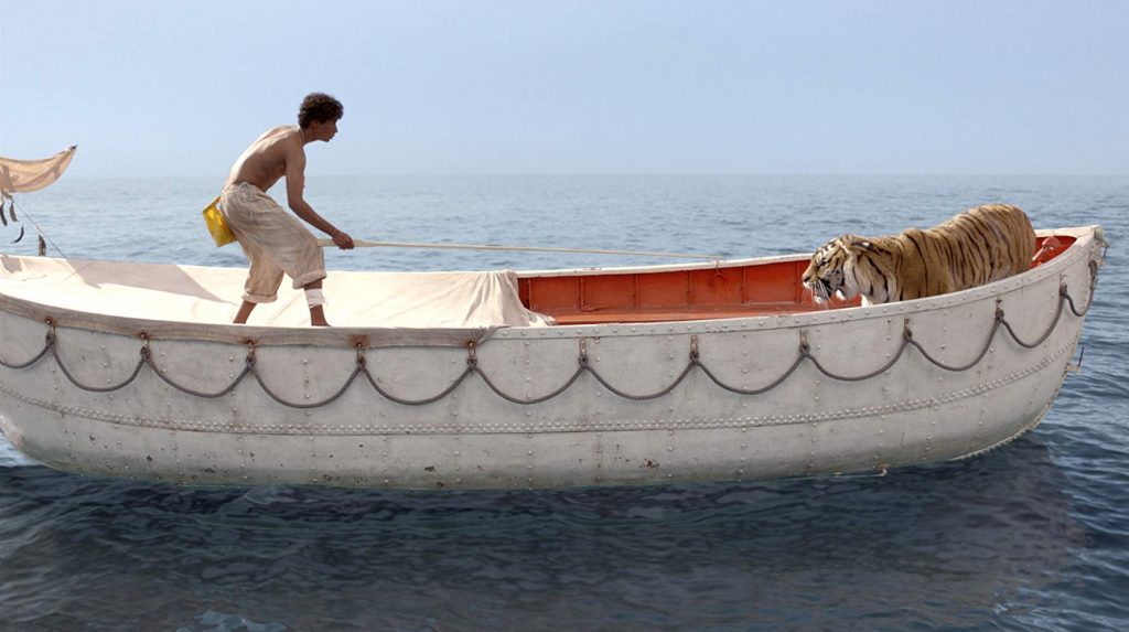Hombre en bote de vela blanco con velas enrolladas en el océano, escena de supervivencia marina