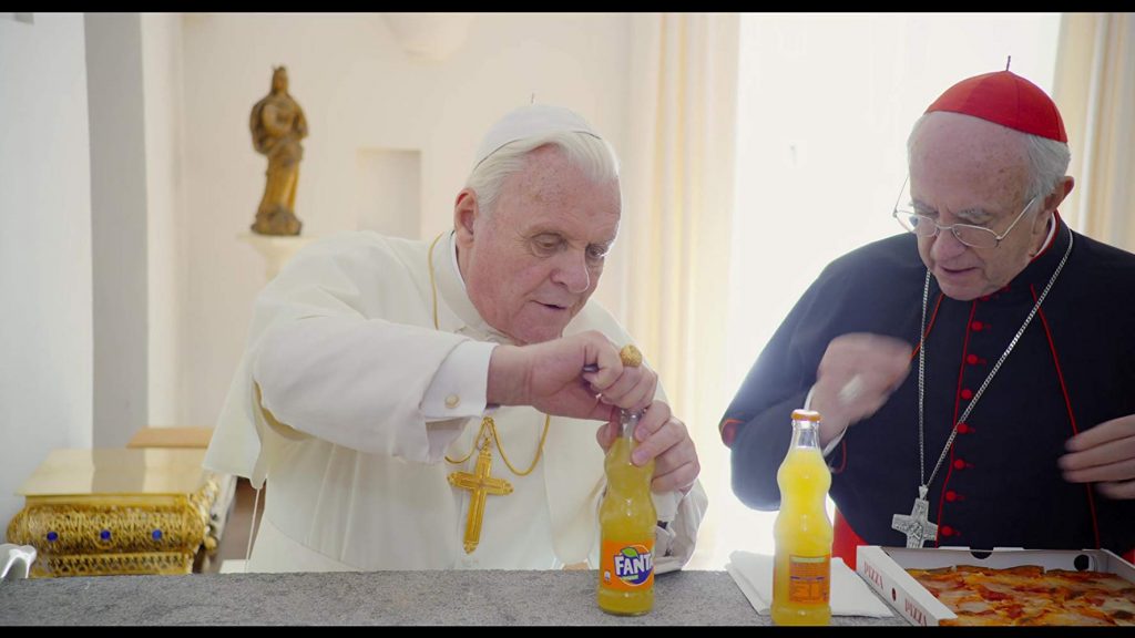 "Los dos Papas", de Fernando Meirelles: La transición para renovarse Papa Francisco y cardenal Bergoglio durante una comida, con vajilla y bebidas sobre la mesa