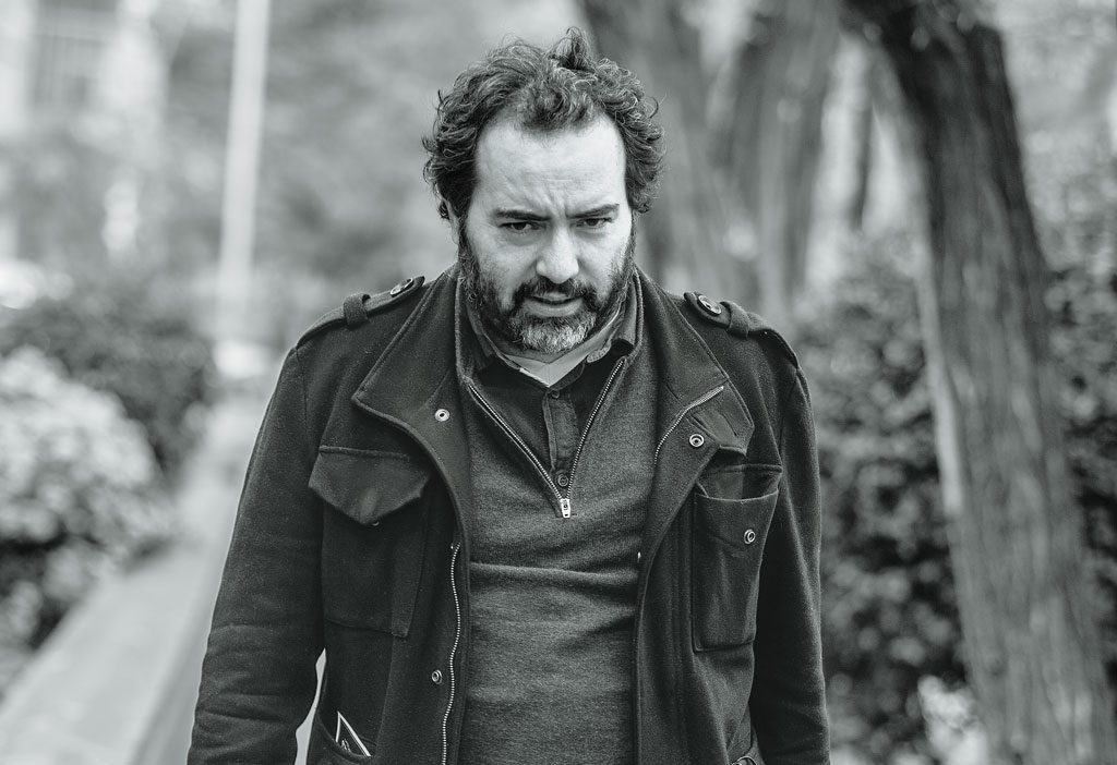 Retrato en blanco y negro de Rafael Gumucio Araya, escritor chileno, con chaqueta oscura y expresión seria