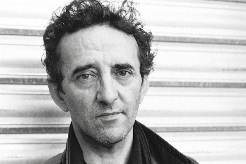 "2666", de Roberto Bolaño: Una de las formas de la felicidad Roberto Bolaño, escritor chileno, retrato en blanco y negro con fondo de persianas