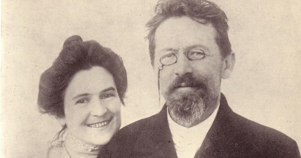 Retrato de Antón Chéjov con una mujer, fotografía en blanco y negro de época, ambos posando formalmente frente