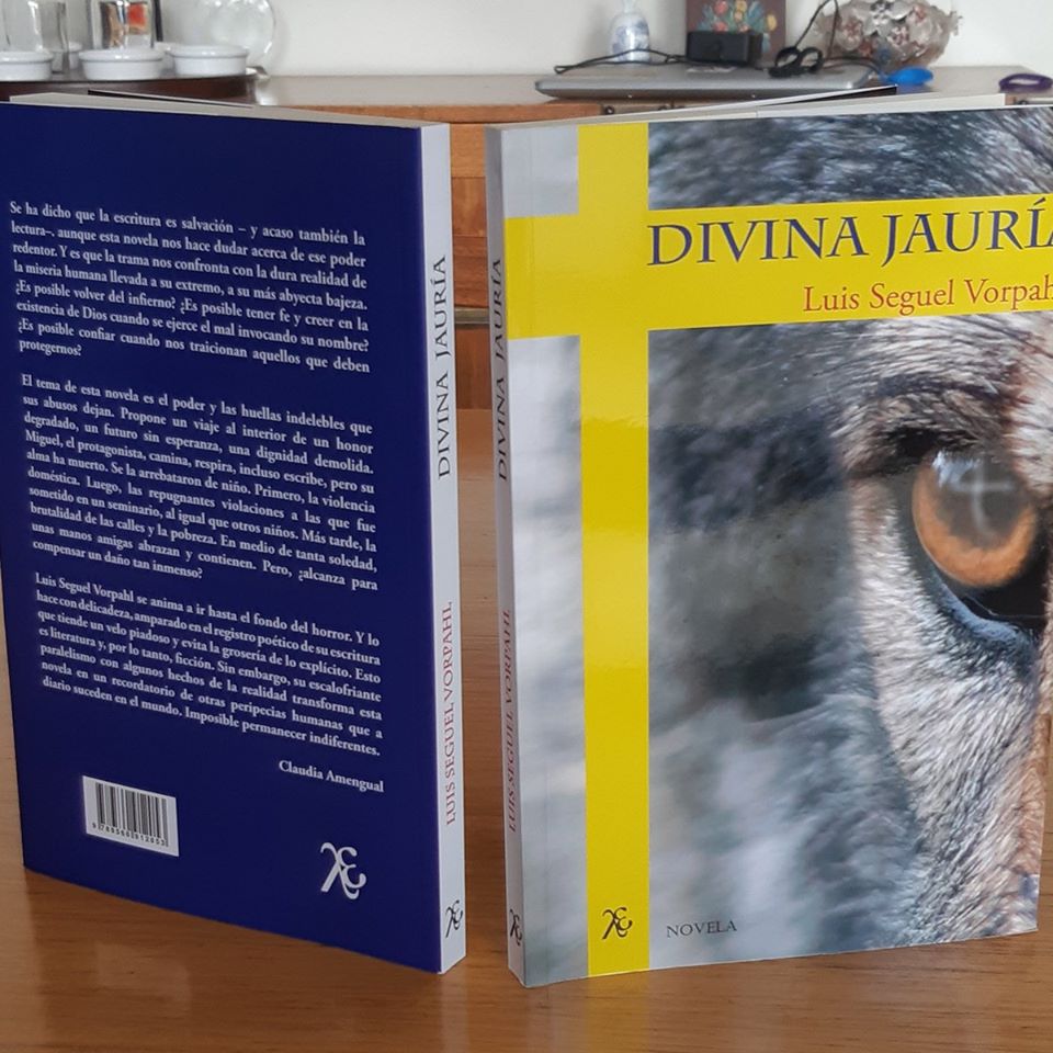 Portada del libro Divina jauría de Luis Seguel Vorpahl, con cruz amarilla y fotografía de ojo de animal en primer plano