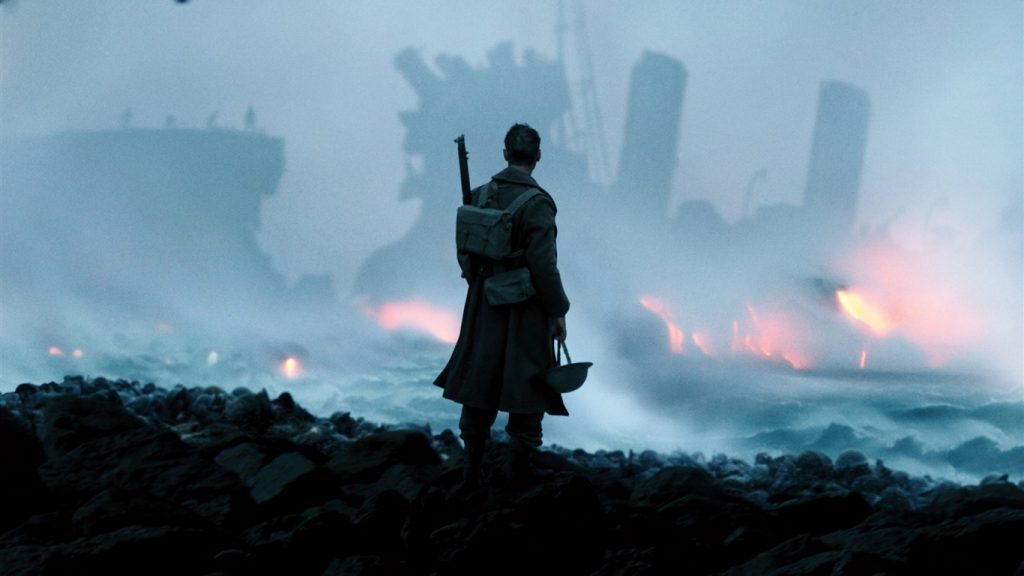 Soldado en primer plano observa ciudad bombardeada y en llamas al fondo, atmósfera de guerra y desolación