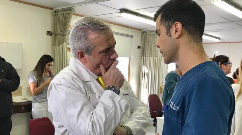 Sangre, esfuerzo, lágrimas y sudor: Lo que necesita la gestión sanitaria en Chile para frenar al Covid-19 Jaime Mañalich conversa con un joven en ambiente hospitalario durante diálogo sobre gestión sanitaria