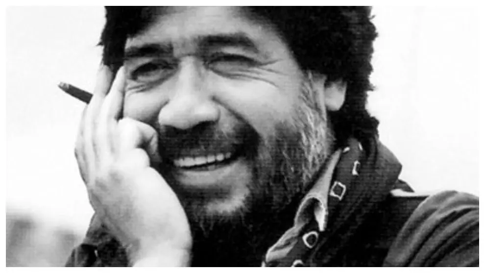 "Un viejo que leía novelas de amor", de Luis Sepúlveda: Con sed infinita de humanismo Luis Sepúlveda, escritor ecuatoriano, sonríe con la mano en la mejilla en fotografía en blanco y negro
