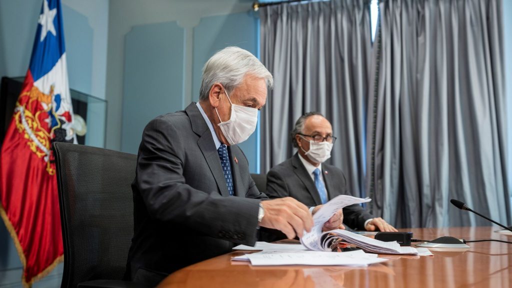 Sebastián Piñera con mascarilla en conferencia de prensa, durante pandemia de Covid-19 en Chile