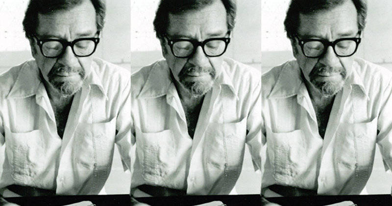 "Solo la noche", de John Williams: Un destino incierto Hombre con gafas y bata blanca en tríptico, retrato de estudio en blanco y negro, tres poses idénticas