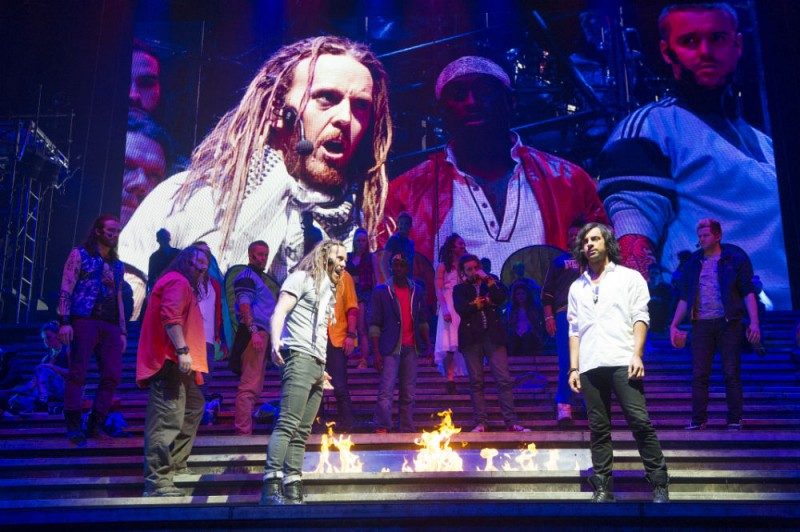 Musical "Jesus Christ Superstar Live Arena Tour": La visión de Judas Víctor Ilich en el papel de Judas durante la producción en vivo del musical Jesus Christ Superstar, bajo luces azules