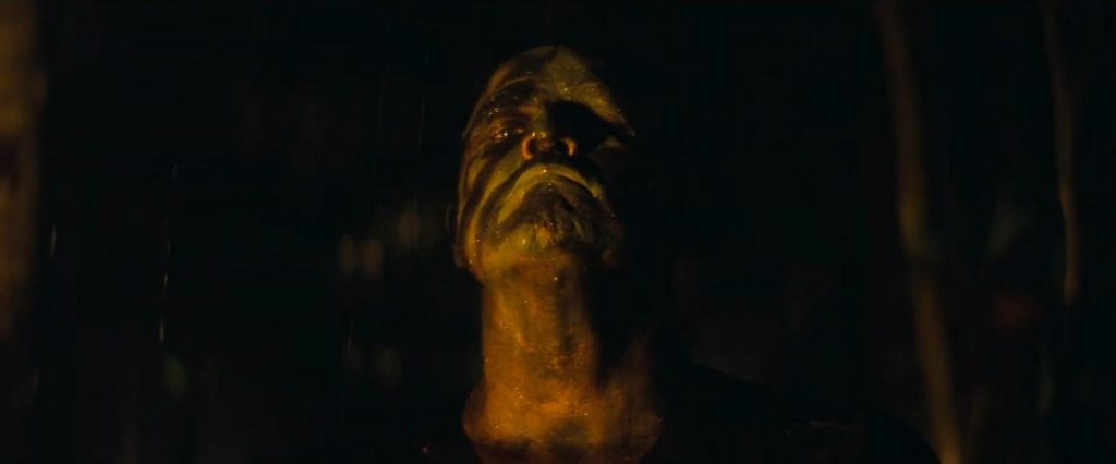 "Apocalypse Now Redux": Sin temor a la eternidad Rostro envejecido de hombre en penumbra, iluminación dramática amarillenta, expresión seria y contemplativa