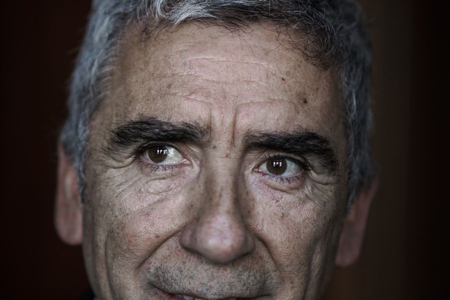 Carlos Peña, escritor y filósofo chileno, retrato frontal en primer plano con expresión seria