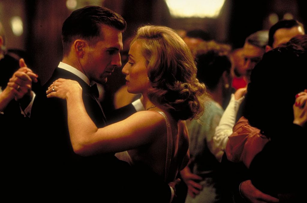 Cine y literatura: Novelas y cuentos convertidos en películas Pareja bailando en salón elegante con otros asistentes de fondo en escena de película clásica