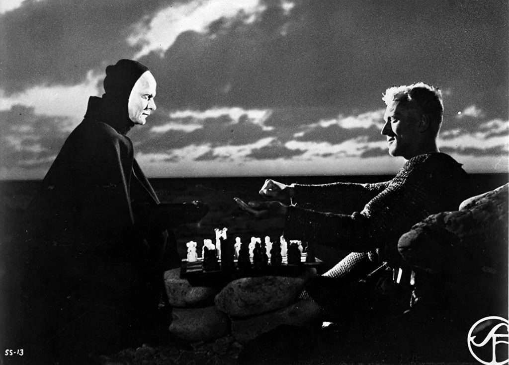 "El séptimo sello", de Ingmar Bergman: Al final del camino Dos figuras en blanco y negro juegan ajedrez en un páramo desolado bajo un cielo dramático al atardecer