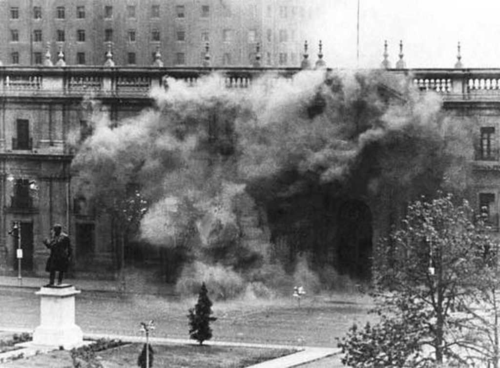 Explosión en el Palacio de La Moneda con humo denso, edificio histórico al fondo en blanco y negro