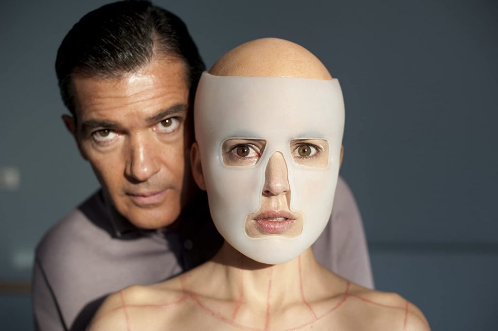 "La piel que habito", de Pedro Almodóvar: Identidad y justicia Hombre adulto detrás de una mujer con máscara facial blanca en escena de thriller psicológico