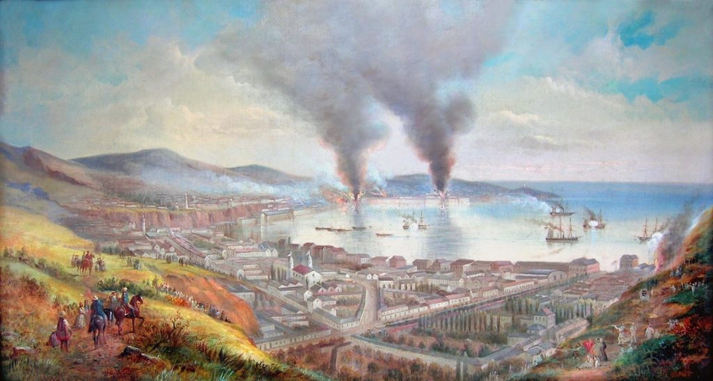 Bombardeo de Valparaíso con humo y fuego en el puerto, ciudad y cerros al fondo en pintura histórica
