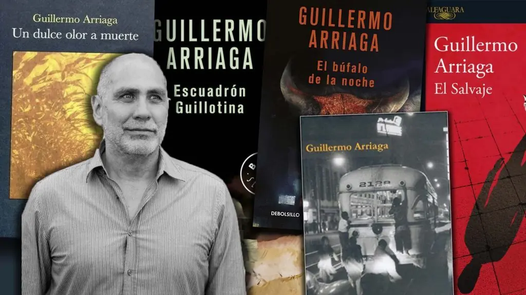Guillermo Arriaga junto a portadas de sus libros, incluyendo Un dulce olor a muerte y El salvaje