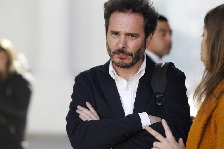 Banquetes en "La Moneda de Evópoli": Si tienen hambre, que coman pasteles Hernán Larraín Matte con brazos cruzados vistiendo traje oscuro y camisa blanca en evento social