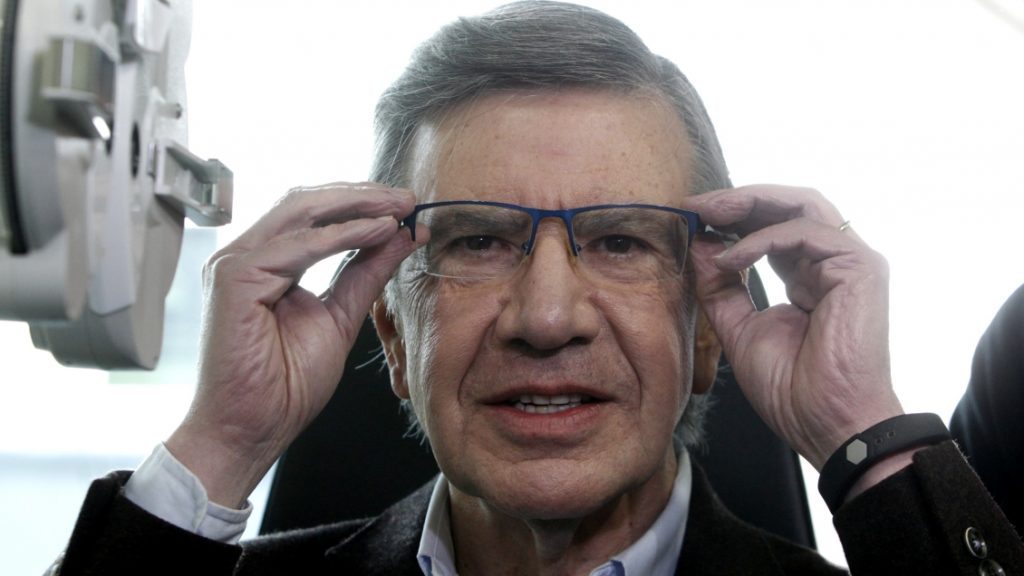 La expiación de Joaquín Lavín no es la novela de Ian McEwan Joaquín Lavín ajustándose las gafas con ambas manos, vistiendo traje oscuro y camisa blanca