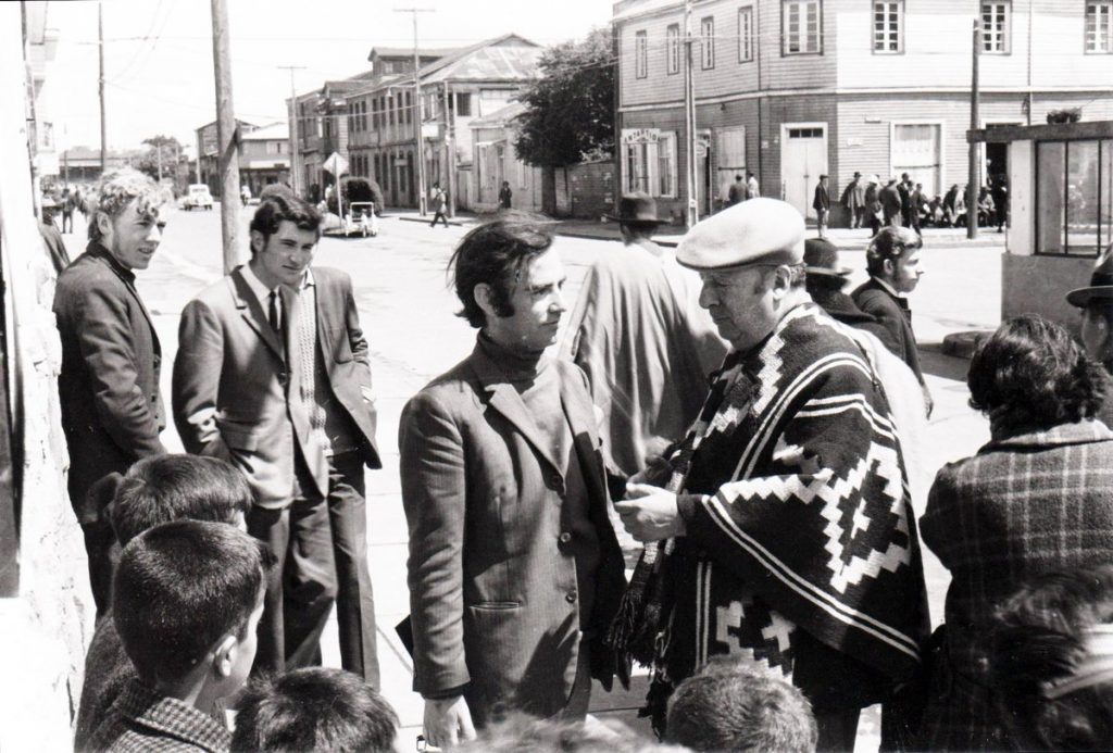 Premio Nacional de Literatura 2020: Todo comenzó en 1974, con Sady Zañartu (y Jorge Teillier) Jorge Teillier conversando con personas en una plaza pública, rodeado de gente en ambiente urbano