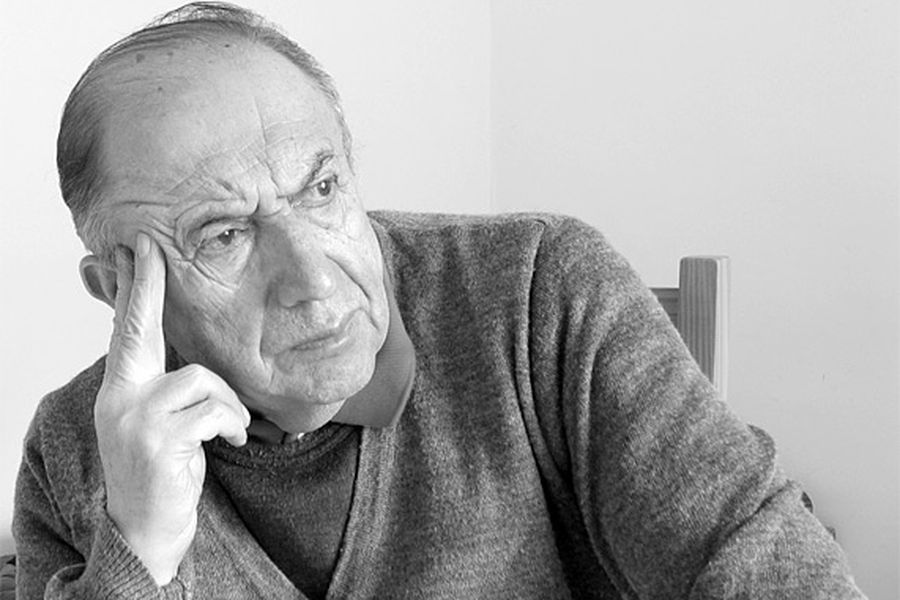 Efraín Barquero (1931 - 2020): Adiós al poeta de la tierra telúrica Efraín Barquero, poeta chileno, retratado en blanco y negro con la mano en la mejilla en actitud reflexiva