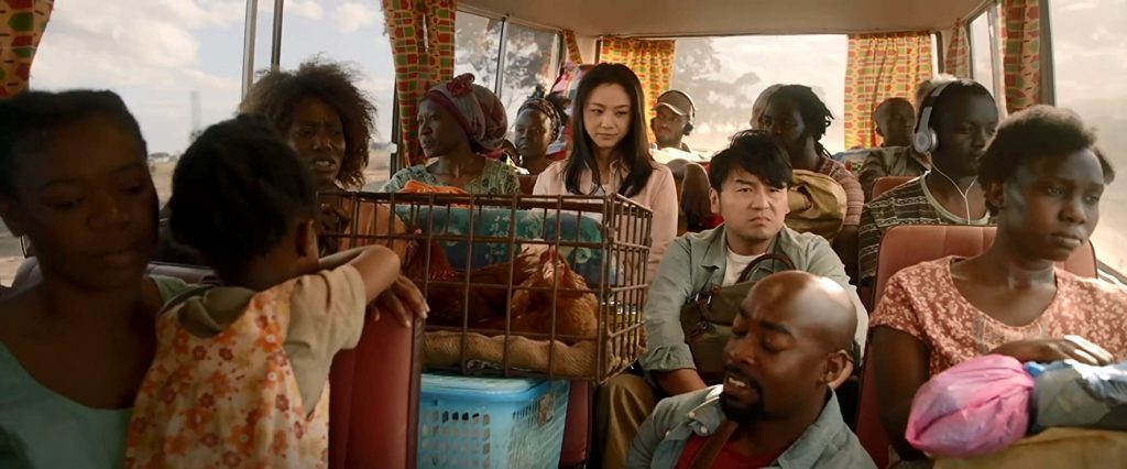 "Complot internacional": La ofensiva del cine chino en Sudamérica Grupo de personas en un autobús abarrotado, mirando hacia adelante con expresiones atentas en ambiente de transporte