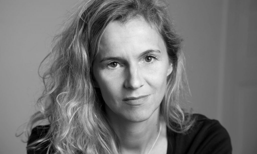 Delphine de Vigan, escritora francesa, retrato en blanco y negro con cabello largo y expresión serena