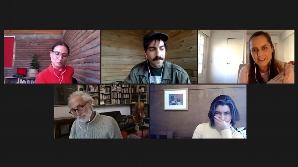 Cinco personas en videoconferencia, conversación sobre cine y literatura en plataforma digital