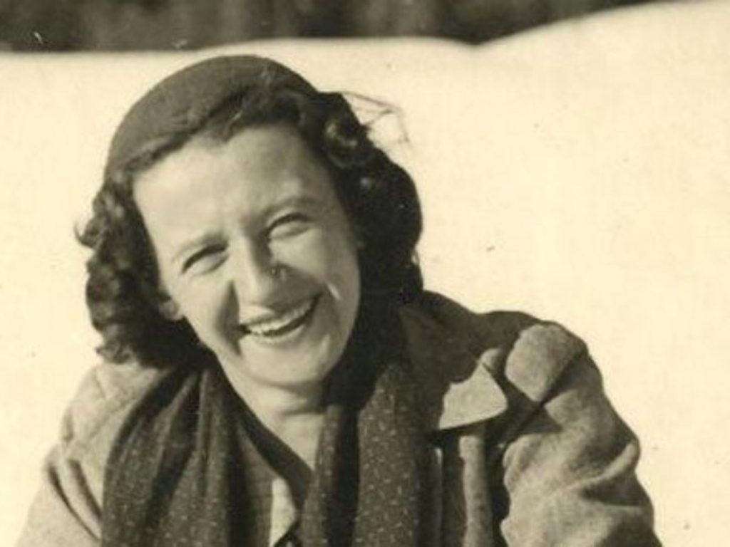 "Y serán las estrellas": La poesía de Antonia Pozzi, la Emily Dickinson italiana, llega a Chile Retrato en blanco y negro de Antonia Pozzi, poeta italiana, sonriendo hacia la cámara con expresión cálida y serena