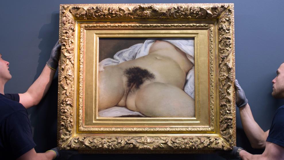 "Útero": El origen y el regreso en la narrativa de Juan Mihovilovich Cuadro con marco dorado que muestra una figura desnuda acostada en posición fetal, representando el concepto de útero