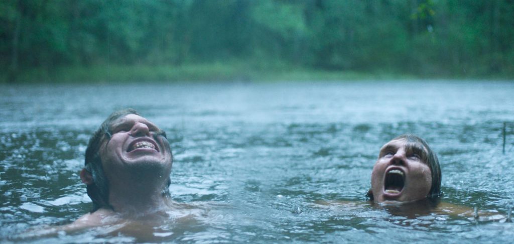 "Border": La vida y el amor, en la cinta que sensibilizó a Cannes en 2018 Dos personas en el agua con expresiones de intensidad emocional, bajo lluvia, en escena dramática de intimidad física