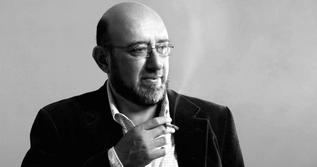 Retrato en blanco y negro de Eduardo Antonio Parra, escritor mexicano, con gafas y expresión reflexiva
