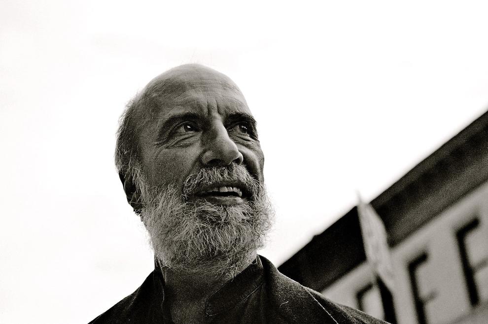 Retrato en blanco y negro de Raúl Zurita, poeta chileno, mirando hacia arriba con expresión contemplativa