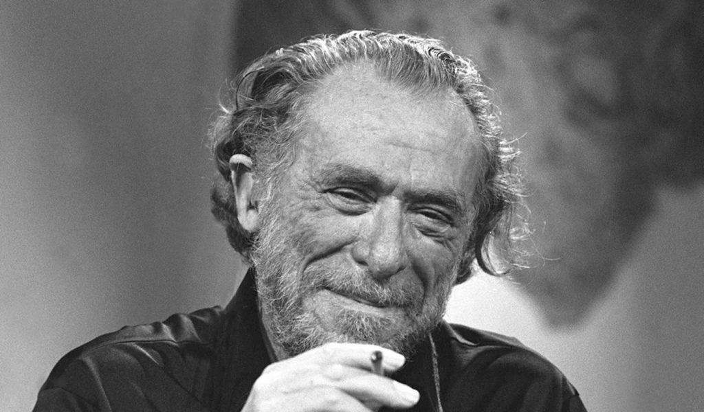 Charles Bukowski, escritor estadounidense, en retrato en blanco y negro con la mano cerca del rostro