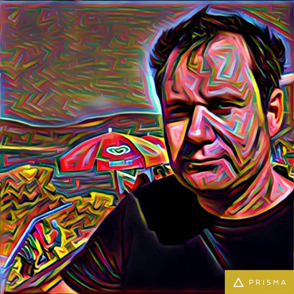 Retrato artístico del escritor Aníbal Ricci con efecto neón multicolor, fondo abstracto con patrones geométricos