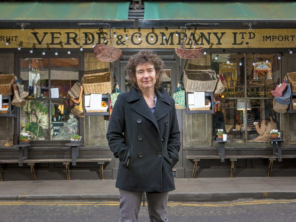 "Escrito en el cuerpo", de Jeanette Winterson: El mapa de la vulnerabilidad Jeanette Winterson frente a la tienda Verde & Company en Londres, autor de Escrito en el cuerpo