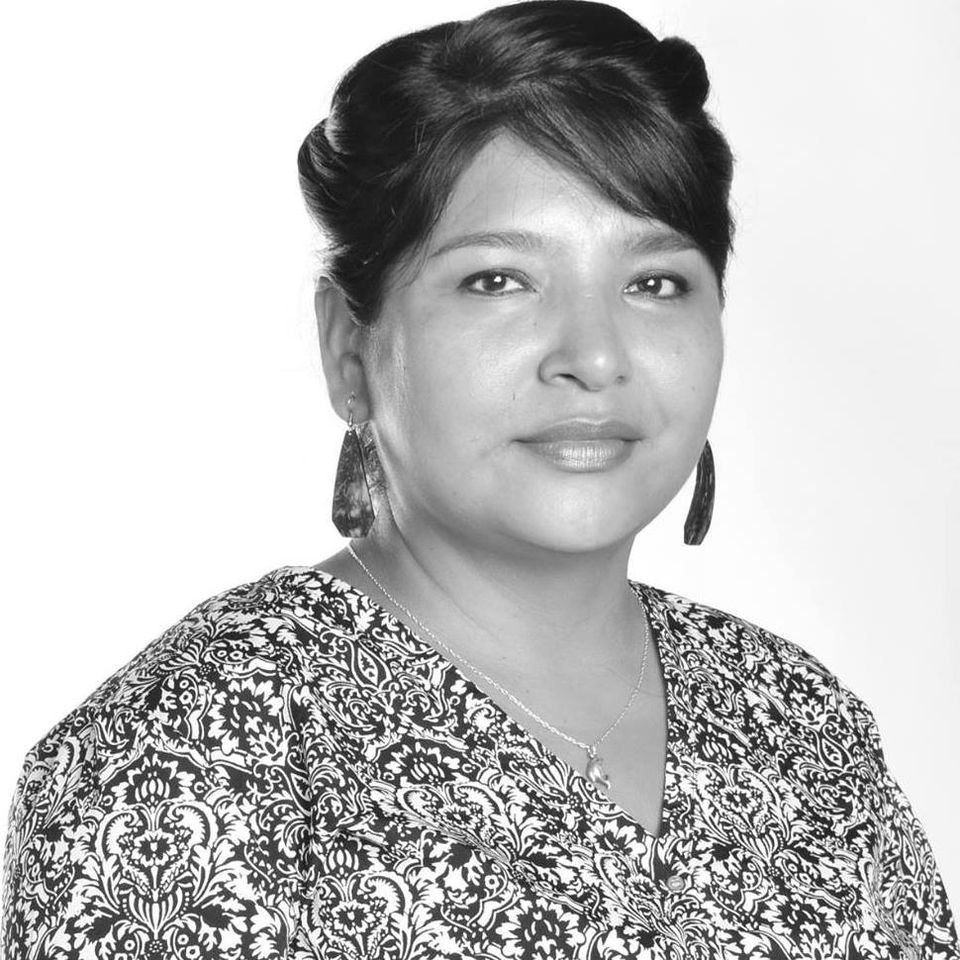 Retrato en blanco y negro de María del Carmen Pérez, autora de Isonauta, con blusa estampada