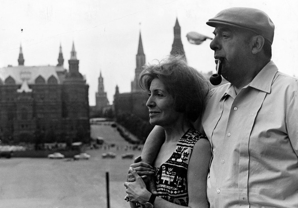 De las ofensas literarias y los escritores malos Pareja observa el Parlamento británico desde la orilla del Támesis en Londres, años sesenta