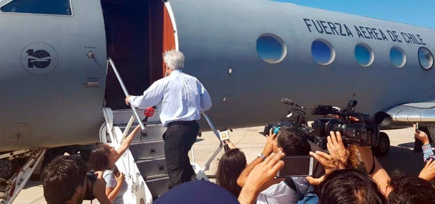 18 de octubre de 2020: El gobierno se prepara para huir Sebastián Piñera sube a avión presidencial rodeado de reporteros y cámaras de prensa
