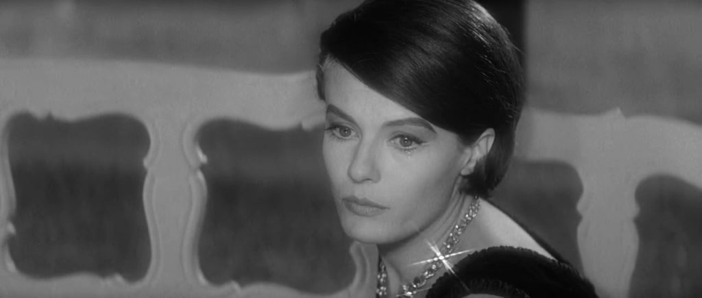 "El año pasado en Marienbad": La cinta más audaz y filosófica de Alain Resnais Mujer de perfil en blanco y negro, mirando hacia la derecha con expresión pensativa, en una escena de interior