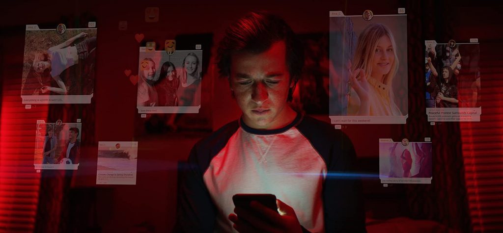 "El dilema de las redes sociales": El documental de Netflix que enjuicia al negocio de las web Fotogramas de documental con mujer iluminada en rojo entre pantallas de redes sociales y dispositivos digitales