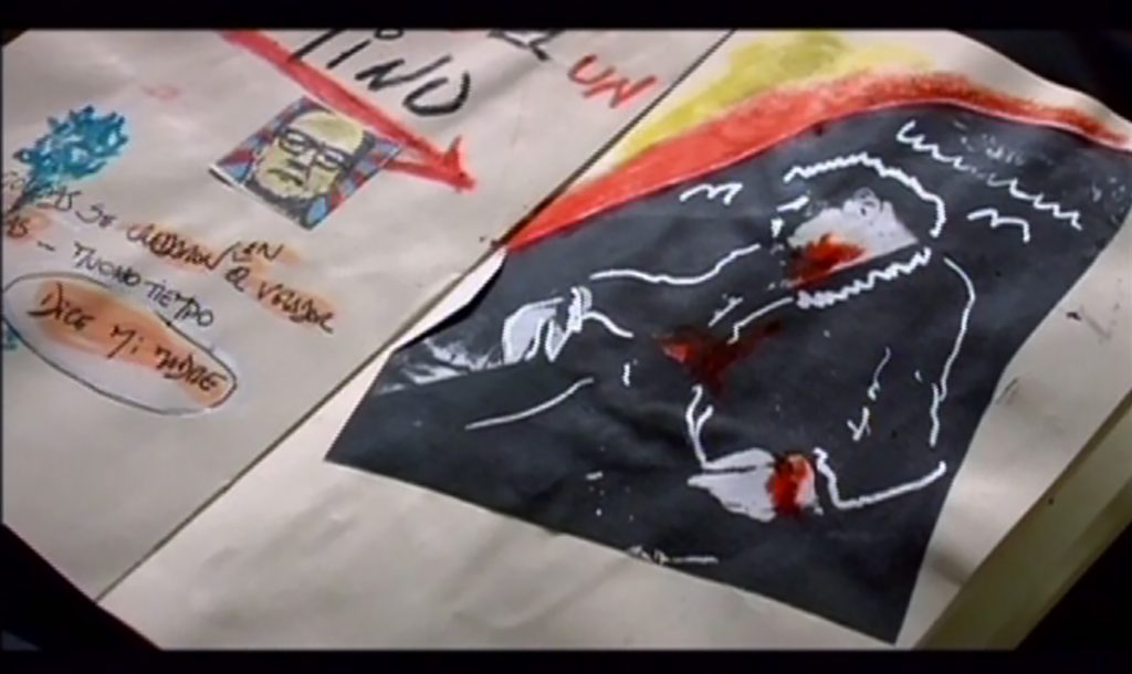 "Héroes frágiles": Ese día fundacional que todavía nos persigue Camisetas con ilustraciones de personajes en blanco y negro, diseños artísticos sobre tela gris con detalles en rojo