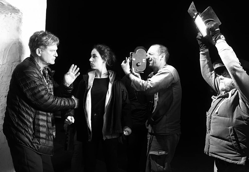 "Bait": La estética audiovisual que revoluciona al cine inglés Director y equipo de rodaje en set de película, hombre señalando hacia arriba mientras otros observan durante