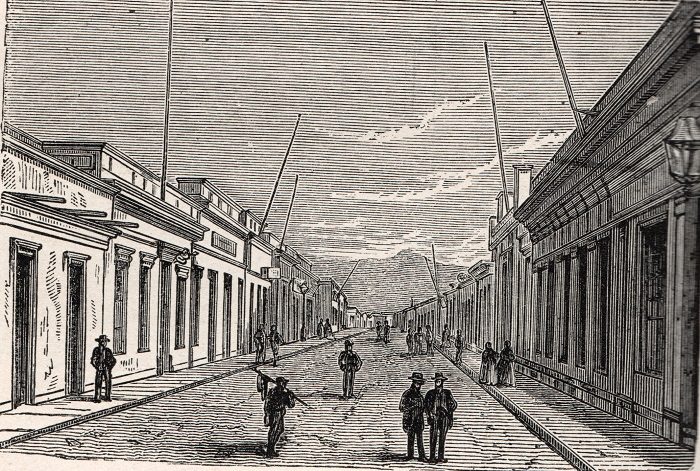 Teresa Blanco Gana: La mujer más bella en la historia del norte infinito Calle de Chañarcillo con arquitectura colonial, personas caminando, tiendas a ambos lados y cielo nublado