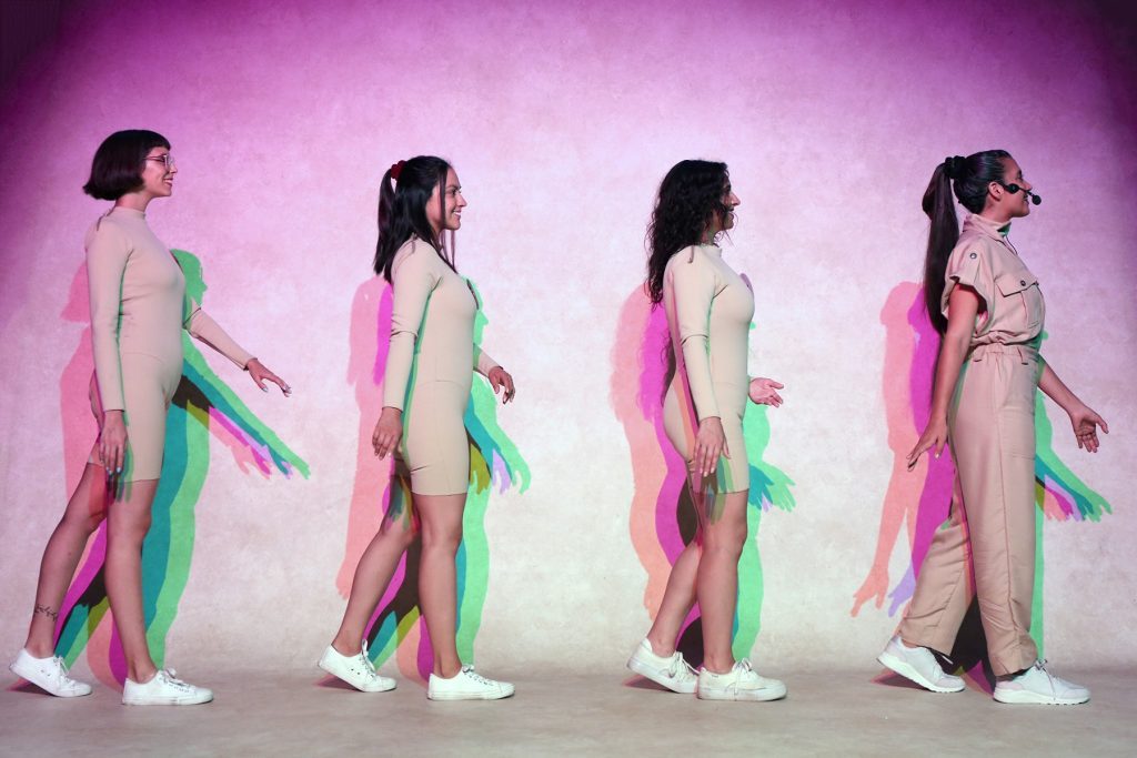 "Casting K. Perry": Mitología pop en formato virtual Cuatro performers en línea frente a fondo magenta, luciendo trajes flúor con detalles verdes y accesorios coloridos