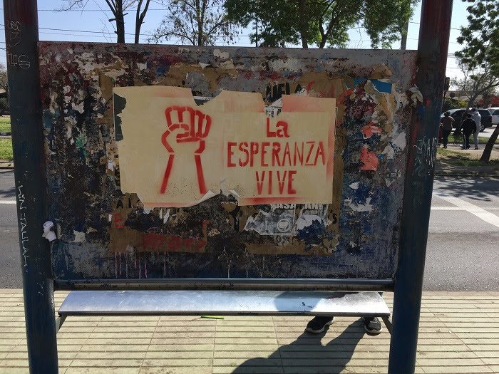 "La cordillera de los sueños": Patricio Guzmán cierra su nueva batalla de Chile Cartel deteriorado con texto La esperanza y la fe en rojo, en espacio público al aire libre