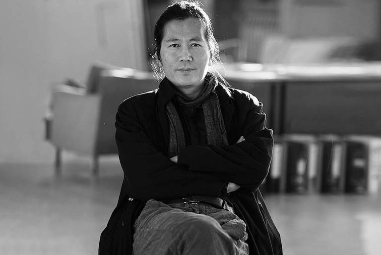 Una lectura de Byung-Chul Han: La violencia y los miedos a la Nueva Constitución Byung-Chul Han, filósofo surcoreano, sentado en primer plano con expresión seria en fotografía en blanco y negro