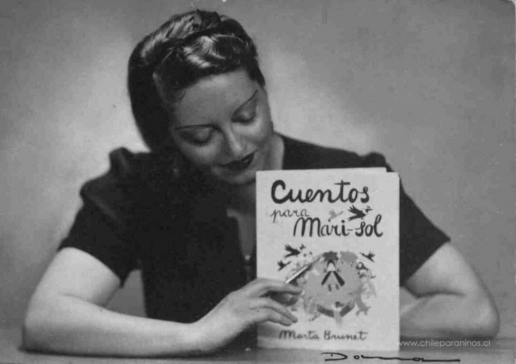Marta Brunet sostiene el libro Cuentos escogidos, fotografía en blanco y negro de la escritora chilena