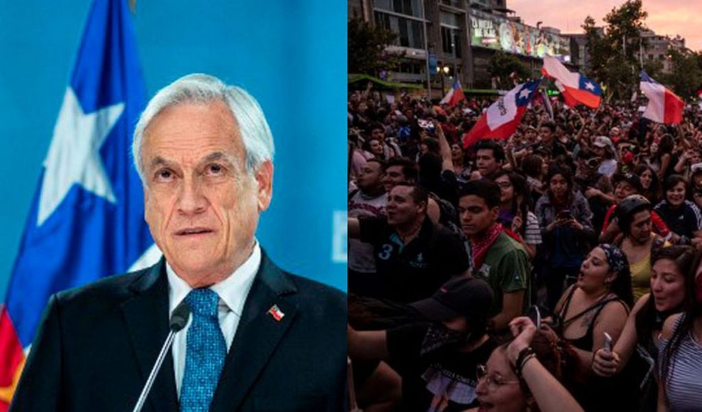 Sebastián Piñera en podio oficial junto a multitud protestando en las calles de Chile